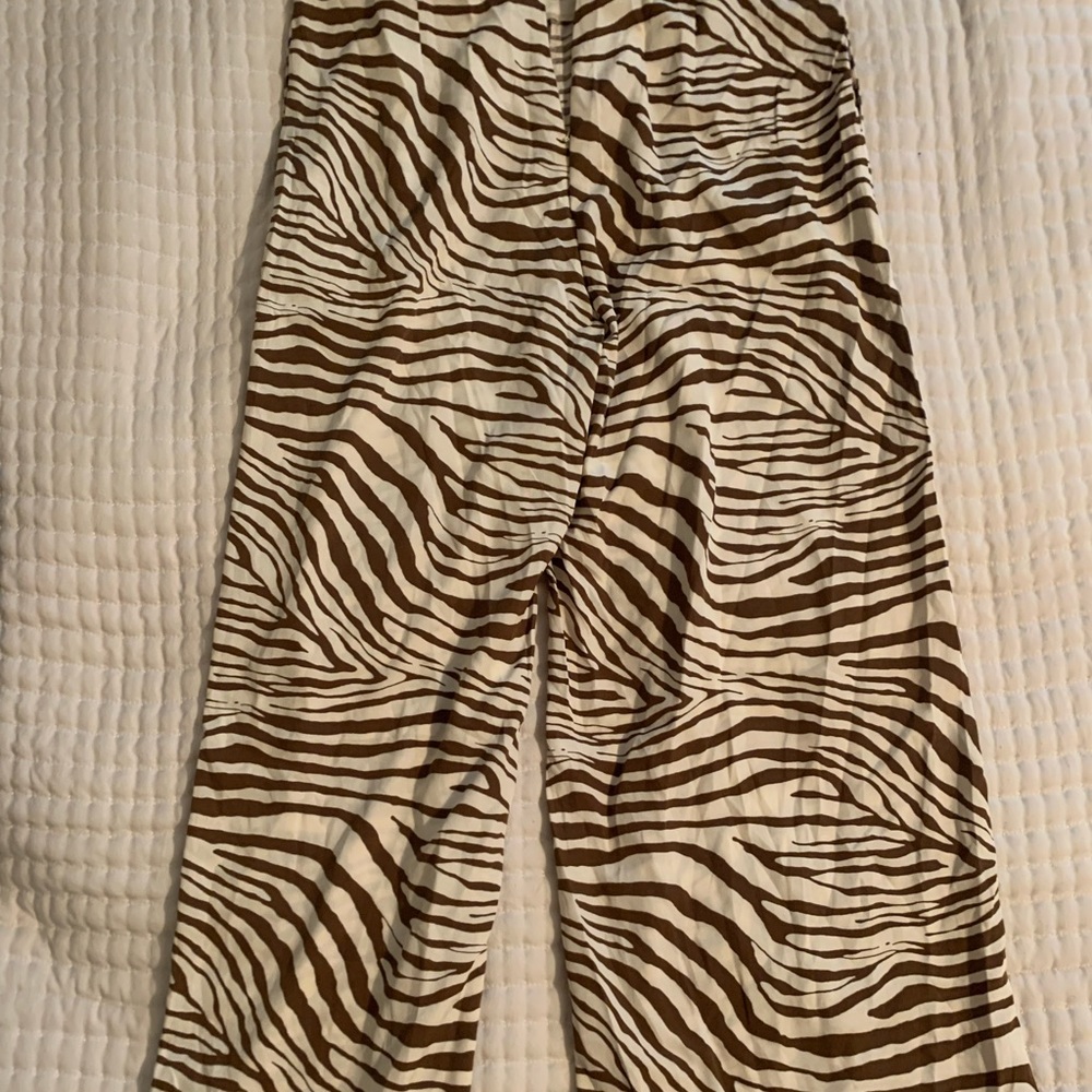 Wide legged zebra pant